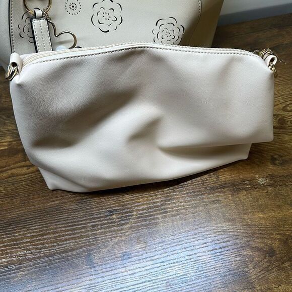 Marc New York Andrew Marc Beige Flower Cut Out Hobo Bag Purse Gold Hardware - Picture 5 of 15